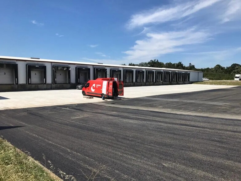 Industriel/Logistique dans Montéléger à louer - Photo de l’immeuble – Image 2 sur 13