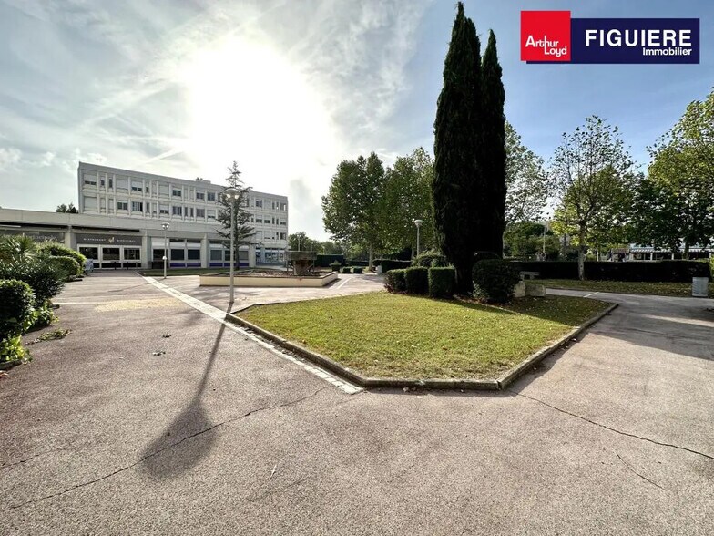 565 Rue Marcelin Berthelot, Aix-en-Provence à louer - Photo de l’immeuble – Image 1 sur 4