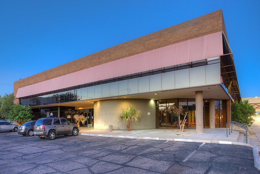 1710 E Indian School Rd, Phoenix, AZ à louer - Photo principale – Image 3 sur 39