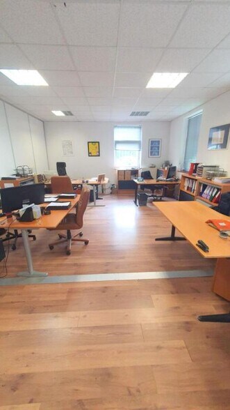 Bureau dans Voisins-le-Bretonneux à louer - Photo intérieure – Image 2 sur 11