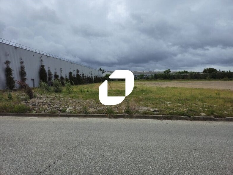 Terrain dans La Courneuve à louer - Photo de l’immeuble – Image 1 sur 10