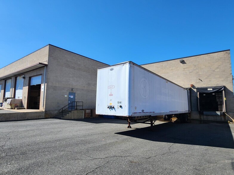 90 Newfield Ave, Edison, NJ à louer - Photo de l’immeuble – Image 3 sur 7