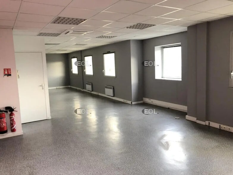 Local d’activités dans Saint-Priest à louer - Photo de l’immeuble – Image 3 sur 15