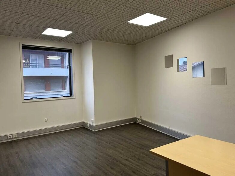 Bureau dans Décines-Charpieu à louer - Photo de l’immeuble – Image 2 sur 11