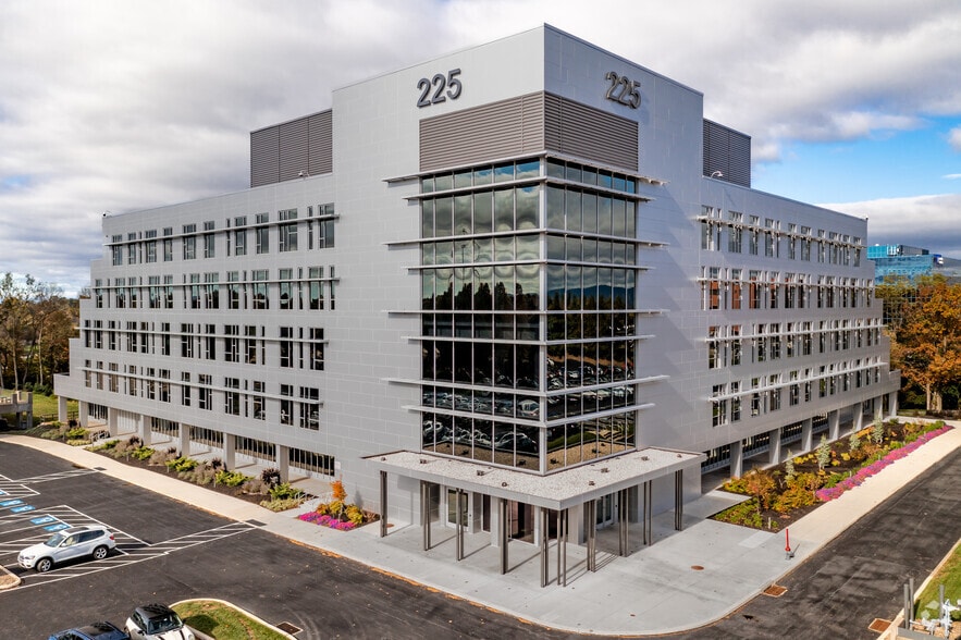 225 Grandview Ave, Camp Hill, PA à louer - Photo de l’immeuble – Image 3 sur 15