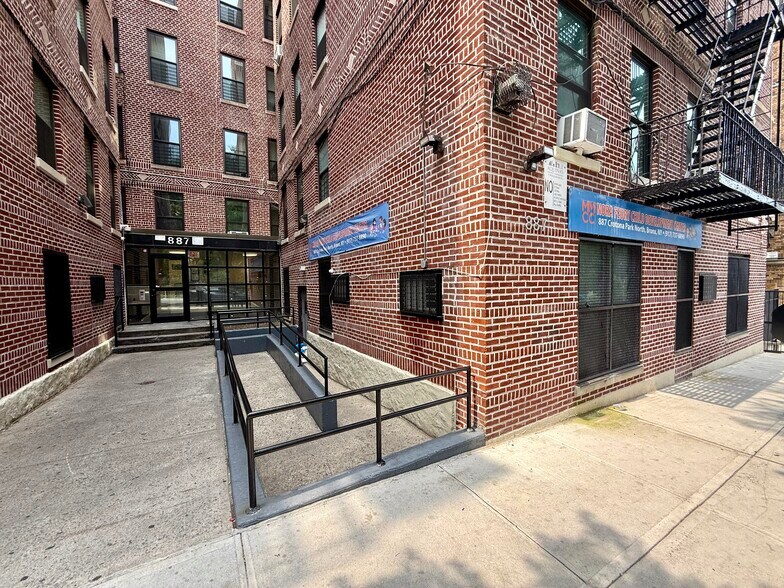 887 Crotona Pky N, Bronx, NY à louer - Photo de l’immeuble – Image 1 sur 18