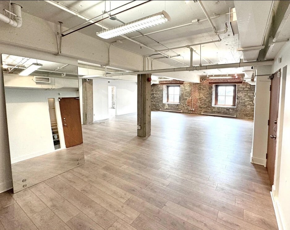 147 Rue Saint-Paul O, Montréal, QC à louer Photo intérieure– Image 1 sur 3