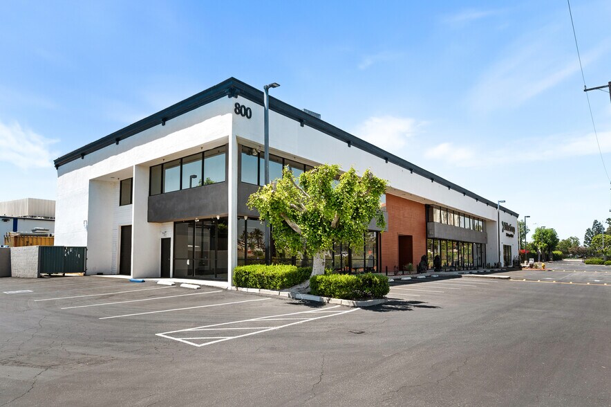 800 E Dyer Rd, Santa Ana, CA à vendre - Photo de l’immeuble – Image 2 sur 71