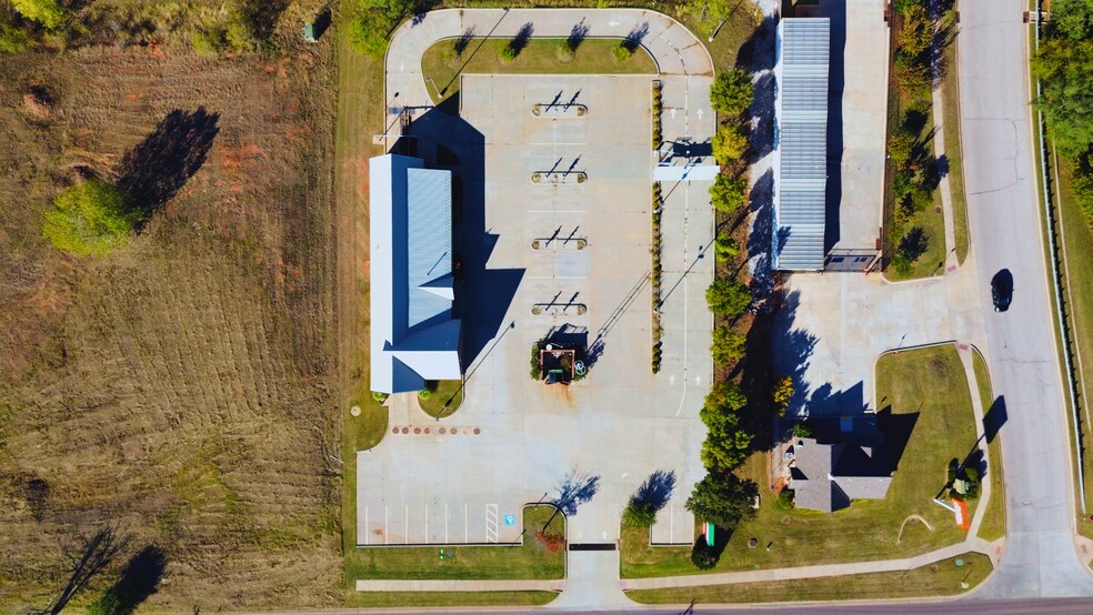 1821 E Memorial Rd, Oklahoma City, OK à louer - Photo de l’immeuble – Image 3 sur 3