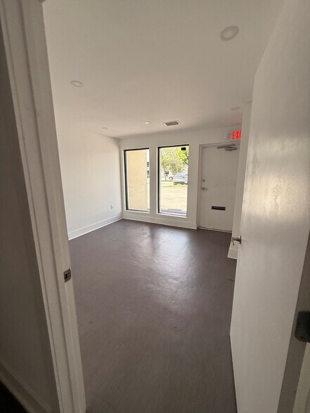 2290-2336 W 77th St, Hialeah, FL à louer - Photo intérieure – Image 3 sur 11