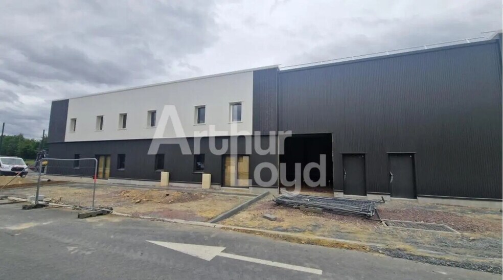 Local d'activités dans Cormelles-le-Royal à vendre - Photo de l’immeuble – Image 1 sur 2