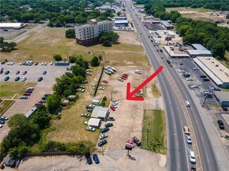 Plus de détails pour 1614 N Main St, Cleburne, TX - Local commercial à vendre