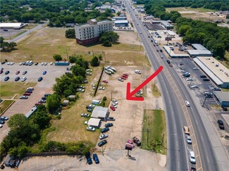 Plus de détails pour 1614 N Main St, Cleburne, TX - Local commercial à vendre
