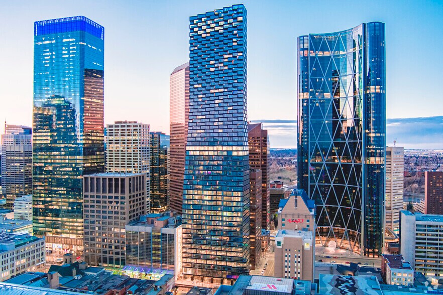 685 Centre St SW, Calgary, AB à louer - Photo de l’immeuble – Image 3 sur 6