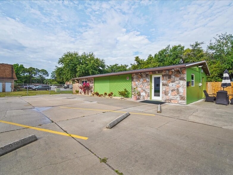 1452 Bellaire Ln NE, Palm Bay, FL à vendre - Photo de l’immeuble – Image 3 sur 28