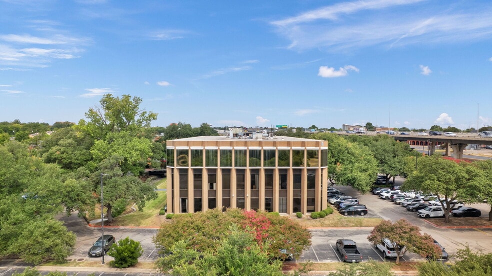 313 E Anderson Ln, Austin, TX à vendre - Photo principale – Image 1 sur 8