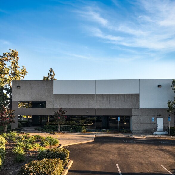 1800 S Archibald Ave, Ontario, CA à louer - Photo principale – Image 1 sur 10