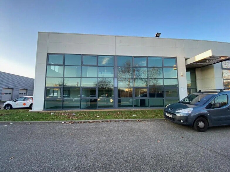 Local d’activités dans Décines-Charpieu à louer - Photo de l’immeuble – Image 1 sur 6