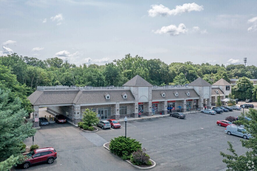 350 Bridgeport Ave, Shelton, CT à louer - Photo de l’immeuble – Image 2 sur 5