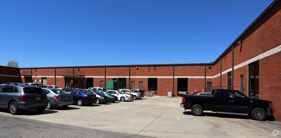 8203 Piedmont Triad Pky, Greensboro, NC à louer - Photo de l’immeuble – Image 2 sur 9