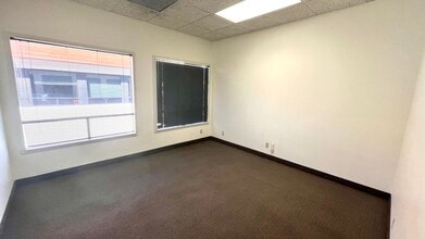 24404 S Vermont Ave, Harbor City, CA à louer Photo intérieure– Image 1 sur 2