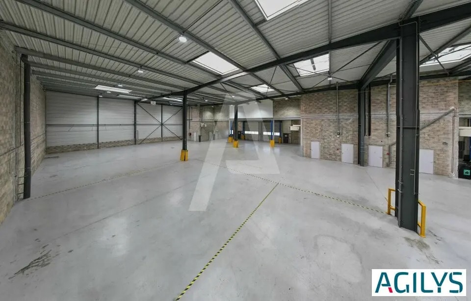 Industriel/Logistique dans Magny-les-Hameaux à louer Photo de l’immeuble– Image 1 sur 11