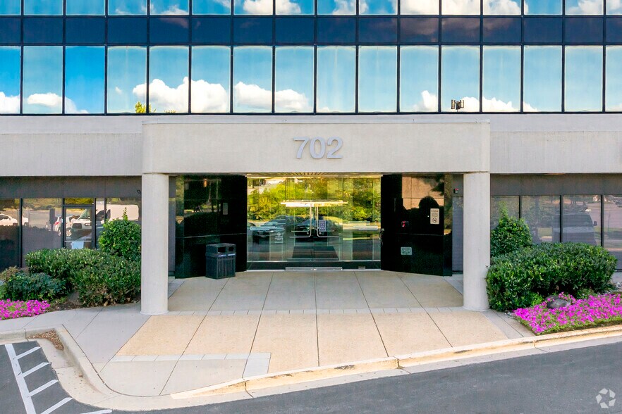 702 Russell Ave, Gaithersburg, MD à louer - Photo de l’immeuble – Image 2 sur 7