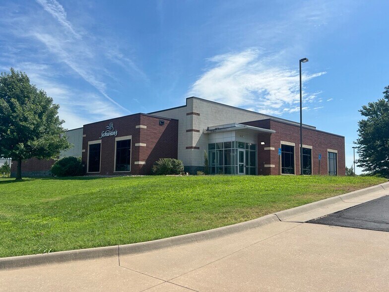 3900 E 12th Ave, Winfield, KS à louer - Photo de l’immeuble – Image 1 sur 11
