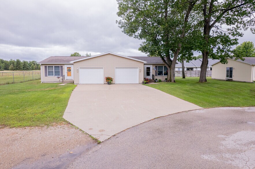 1 Cambridge Dr, Gladstone, MI à vendre - Photo de l’immeuble – Image 3 sur 7