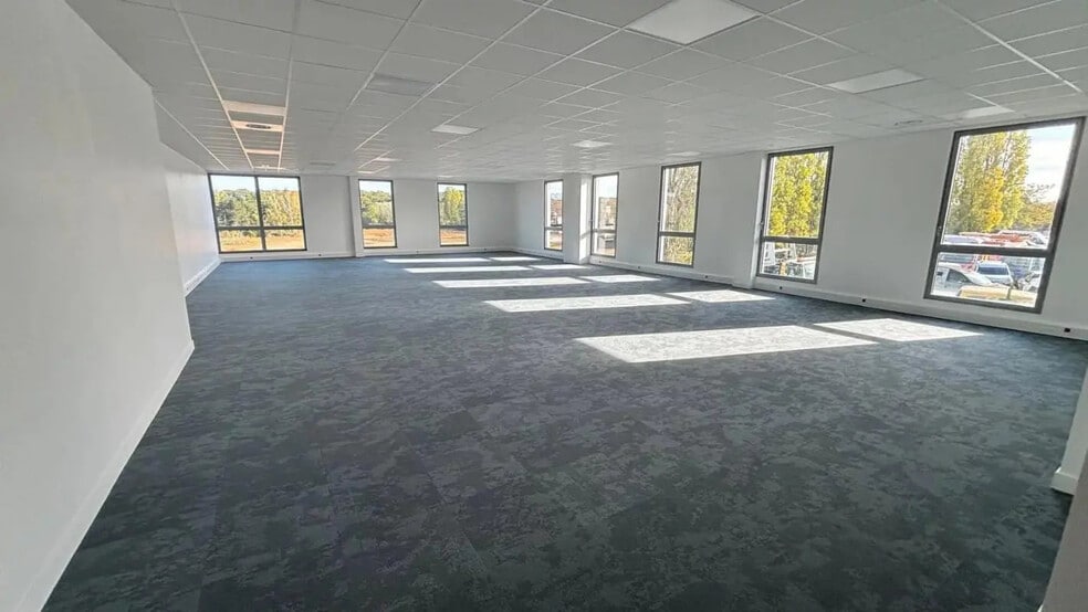 44 Rue Pierre Curie, Plaisir à louer - Photo de l’immeuble – Image 1 sur 8