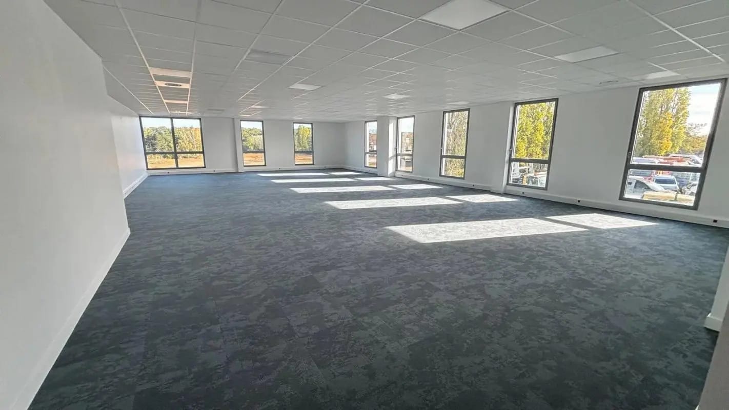 44 Rue Pierre Curie, Plaisir à louer Photo de l’immeuble– Image 1 sur 9