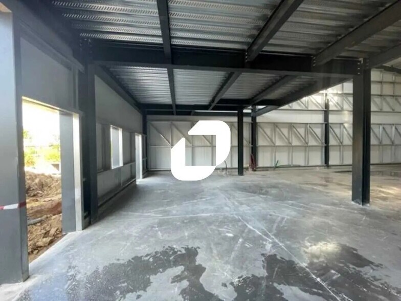 Local d’activités dans Ennery à louer - Photo de l’immeuble – Image 3 sur 17