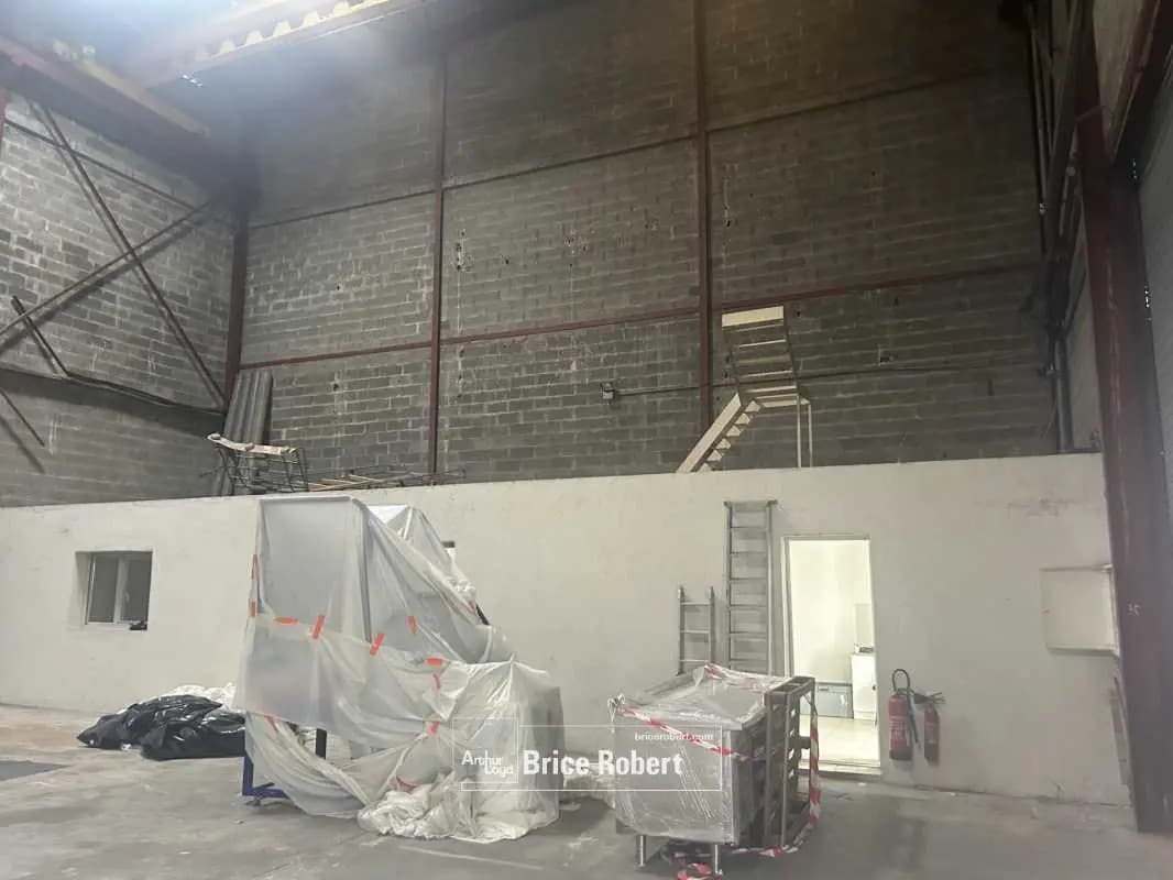 Bureau dans Vaulx-en-Velin à louer Photo de l’immeuble– Image 1 sur 2