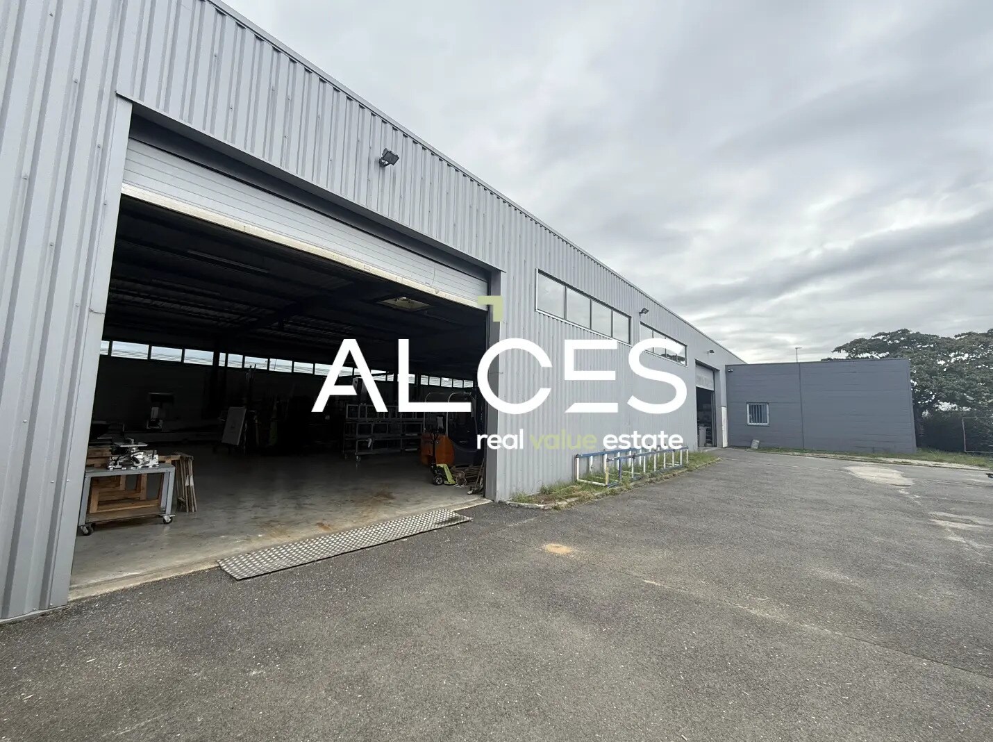 Local d'activités dans VILLENAVE-D'ORNON à vendre Photo de l’immeuble– Image 1 sur 4