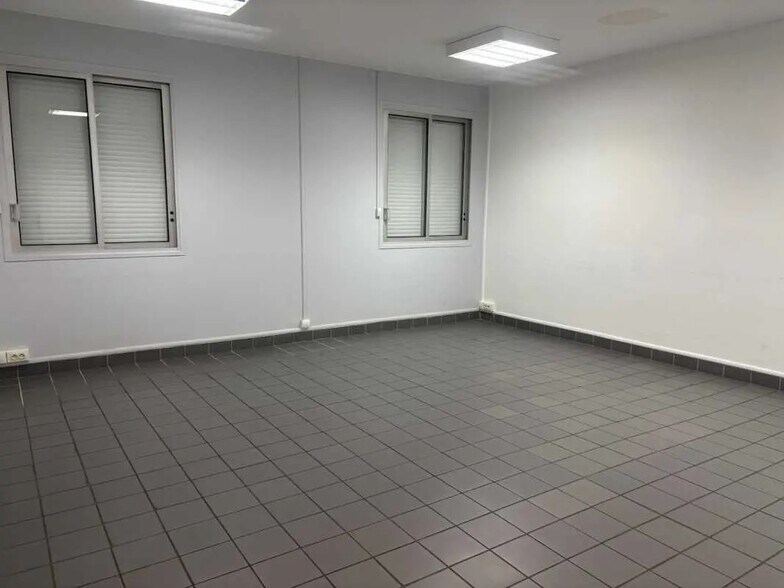 Local d’activités dans Villars à louer - Photo de l’immeuble – Image 3 sur 3