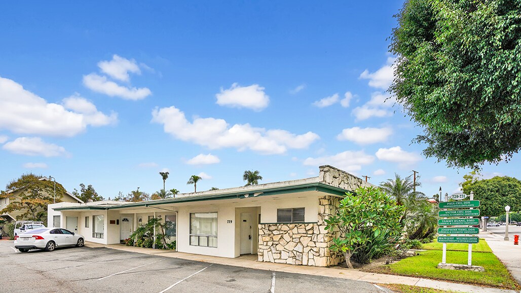 729-733 E Chapman Ave, Orange, CA à louer Photo de l’immeuble– Image 1 sur 30