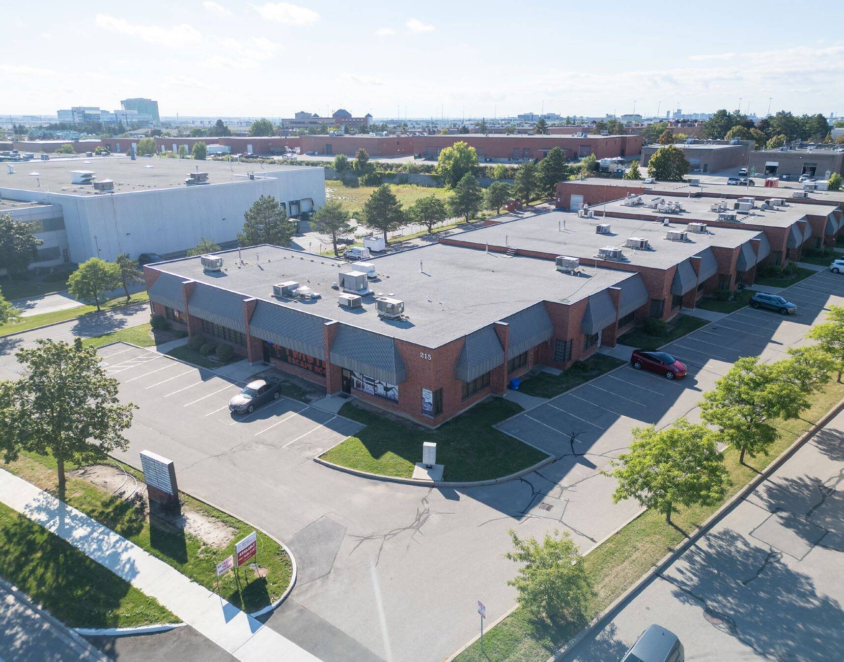 215 Traders Blvd E, Mississauga, ON à louer Photo de l’immeuble– Image 1 sur 8
