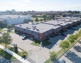 215 Traders Blvd E, Mississauga, ON à louer Photo de l’immeuble– Image 1 sur 8