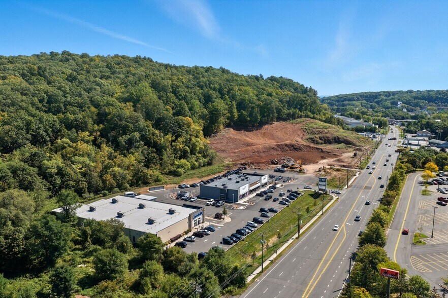 297-305 New Britain Avenue, Plainville, CT à louer - Photo de l’immeuble – Image 3 sur 10