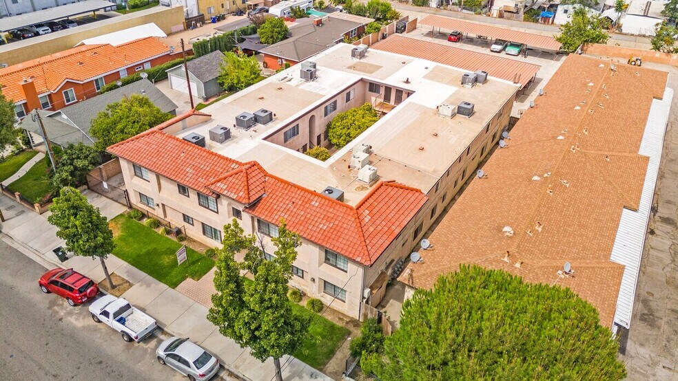 24846 Walnut St, Newhall, CA à vendre - Photo de l’immeuble – Image 2 sur 9