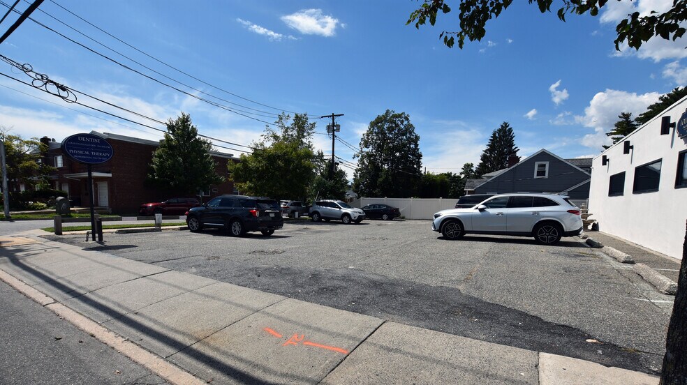397 Willis Ave, Williston Park, NY à louer - Photo de l’immeuble – Image 3 sur 5