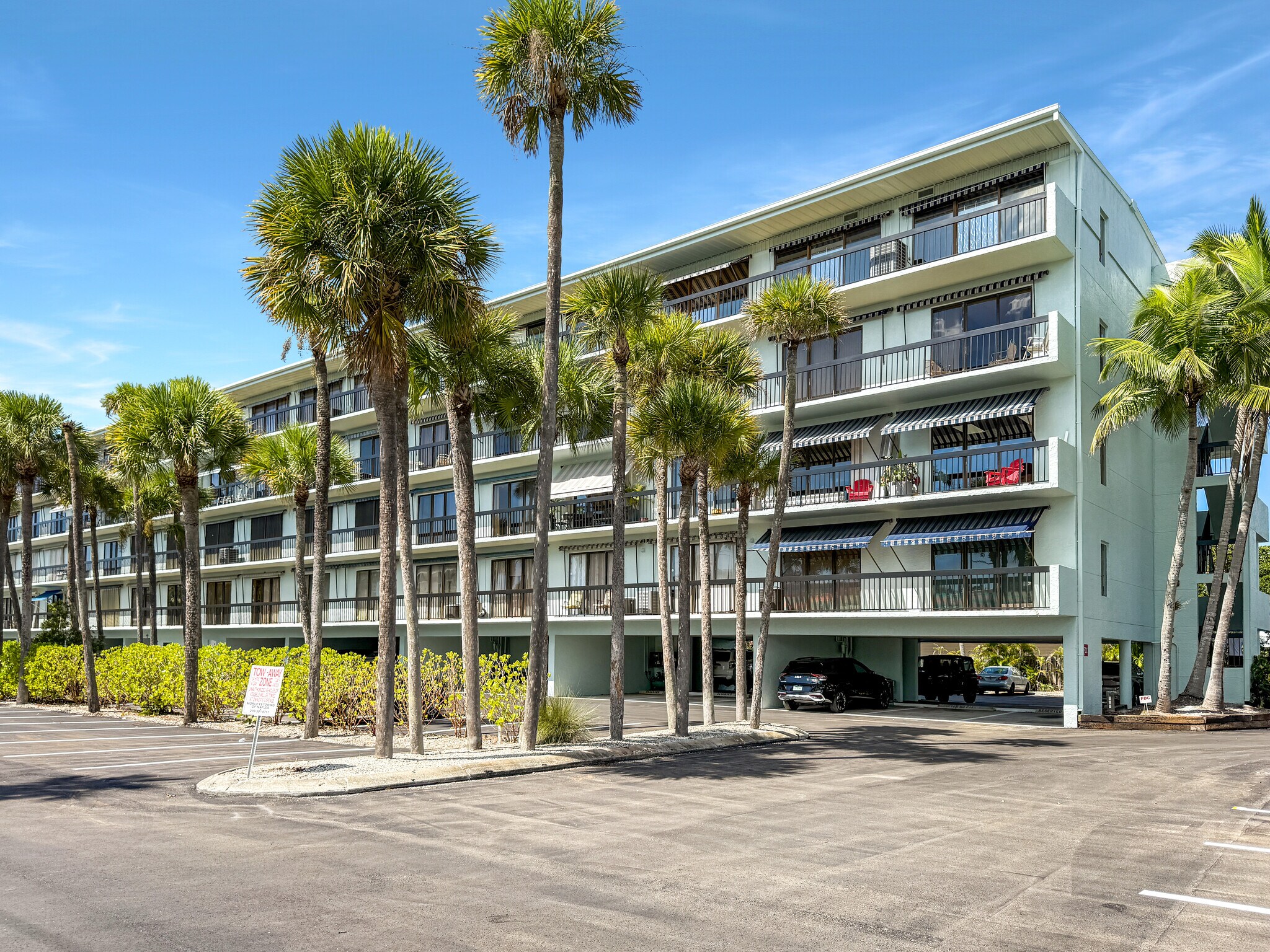 2335 Tamiami Trl N, Naples, FL à vendre Photo principale– Image 1 sur 15