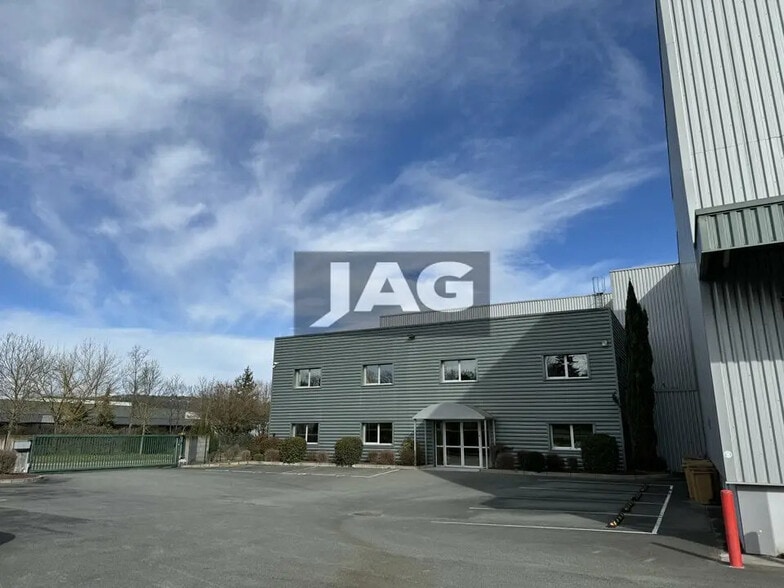 Local d’activités dans Lozanne à louer - Photo de l’immeuble – Image 3 sur 15