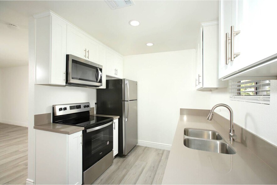 145 W Grove St, Rialto, CA à vendre - Photo de l’immeuble – Image 3 sur 15