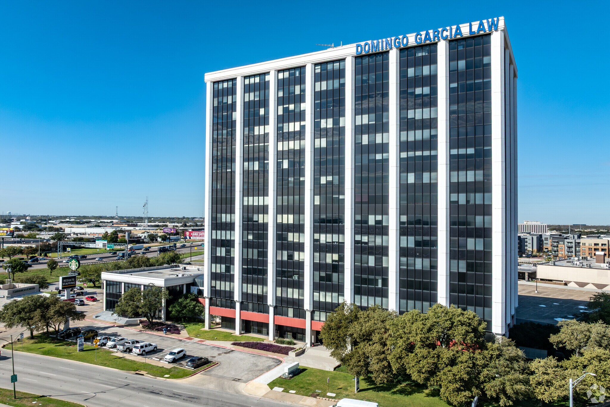 1111 W Mockingbird Ln, Dallas, TX à louer Photo de l’immeuble– Image 1 sur 7