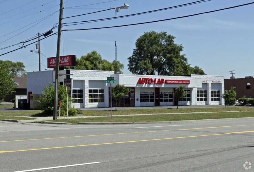 2790 W Maple Rd, Troy, MI à louer - Photo de l’immeuble – Image 2 sur 12
