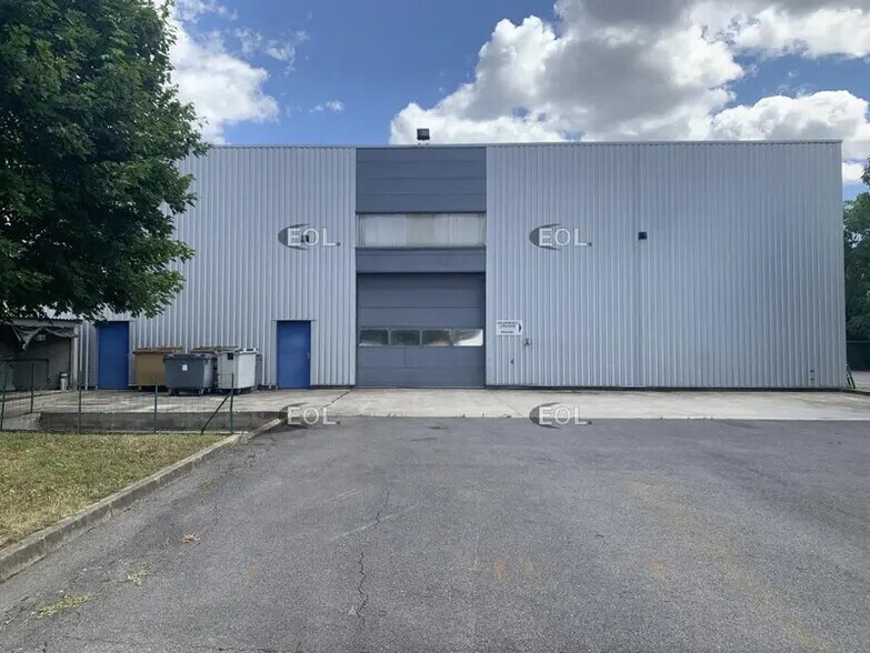 Local d’activités dans Le Plessis-Bouchard à louer - Photo de l’immeuble – Image 2 sur 12