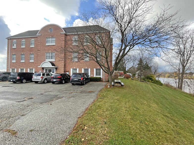 405 Riverview Dr, Chatham, ON à vendre - Photo de l’immeuble – Image 2 sur 11