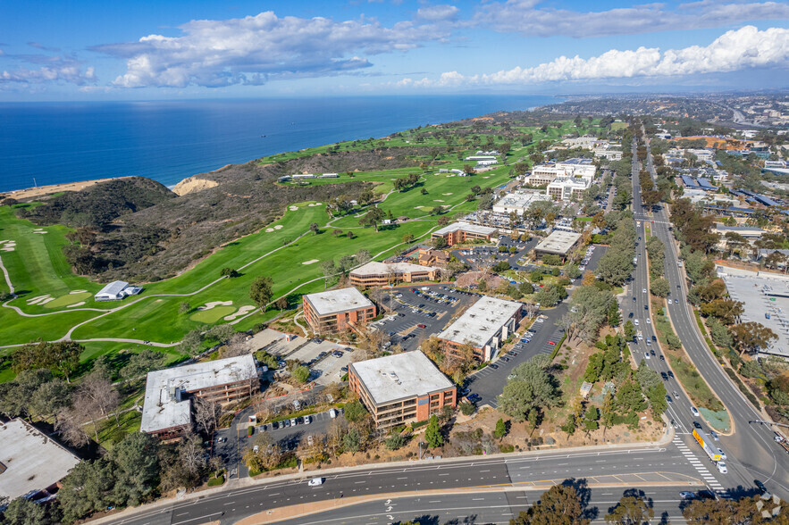 3333 N Torrey Pines Ct, La Jolla, CA à louer - Photo de l’immeuble – Image 1 sur 51