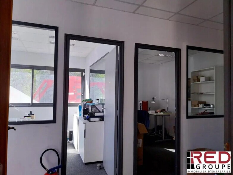 Local d’activités dans Éguilles à louer - Photo de l’immeuble – Image 2 sur 9